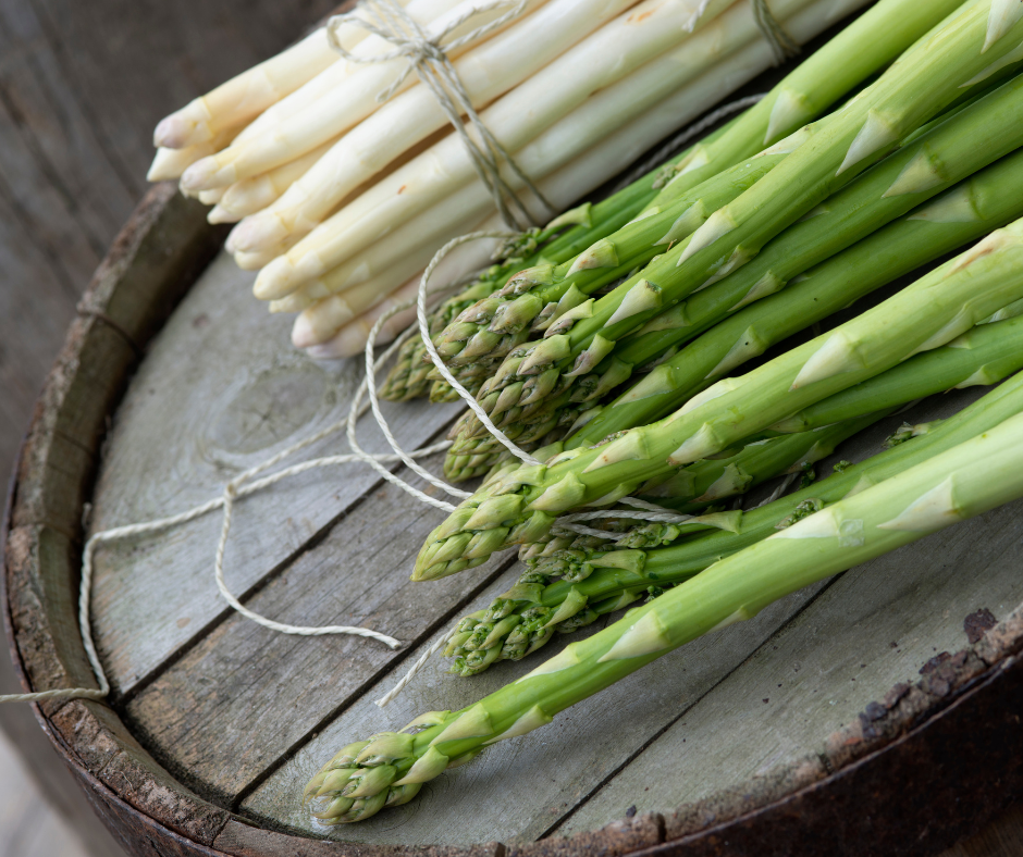 Weißer und grüner spargel angerichtet